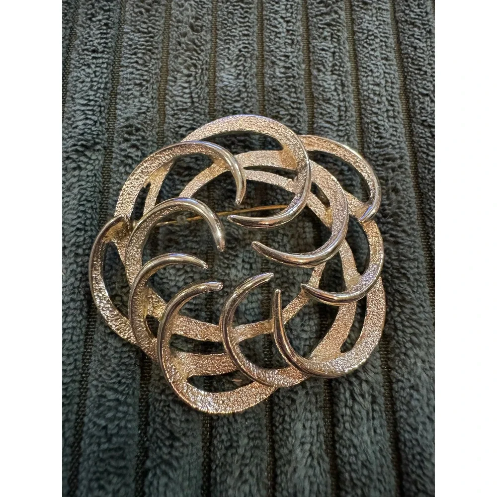 Sarah ... Gold Tone Swirl Brooch Pin Textured Openwork Geometric Abstract Womens